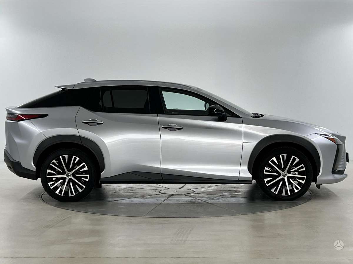 Lexus RZ 450e, off-road / crossover
