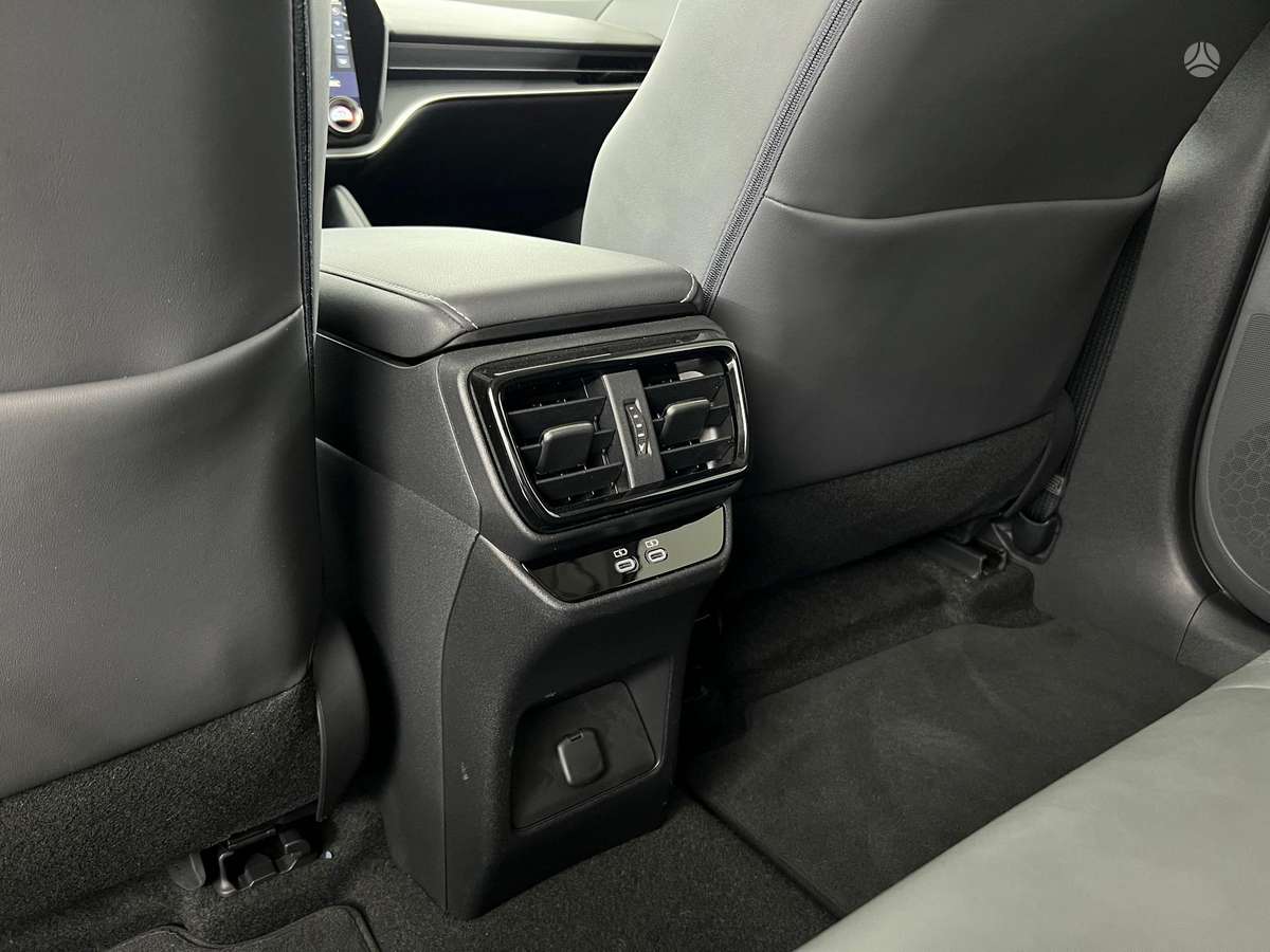 Lexus RZ 450e, off-road / crossover