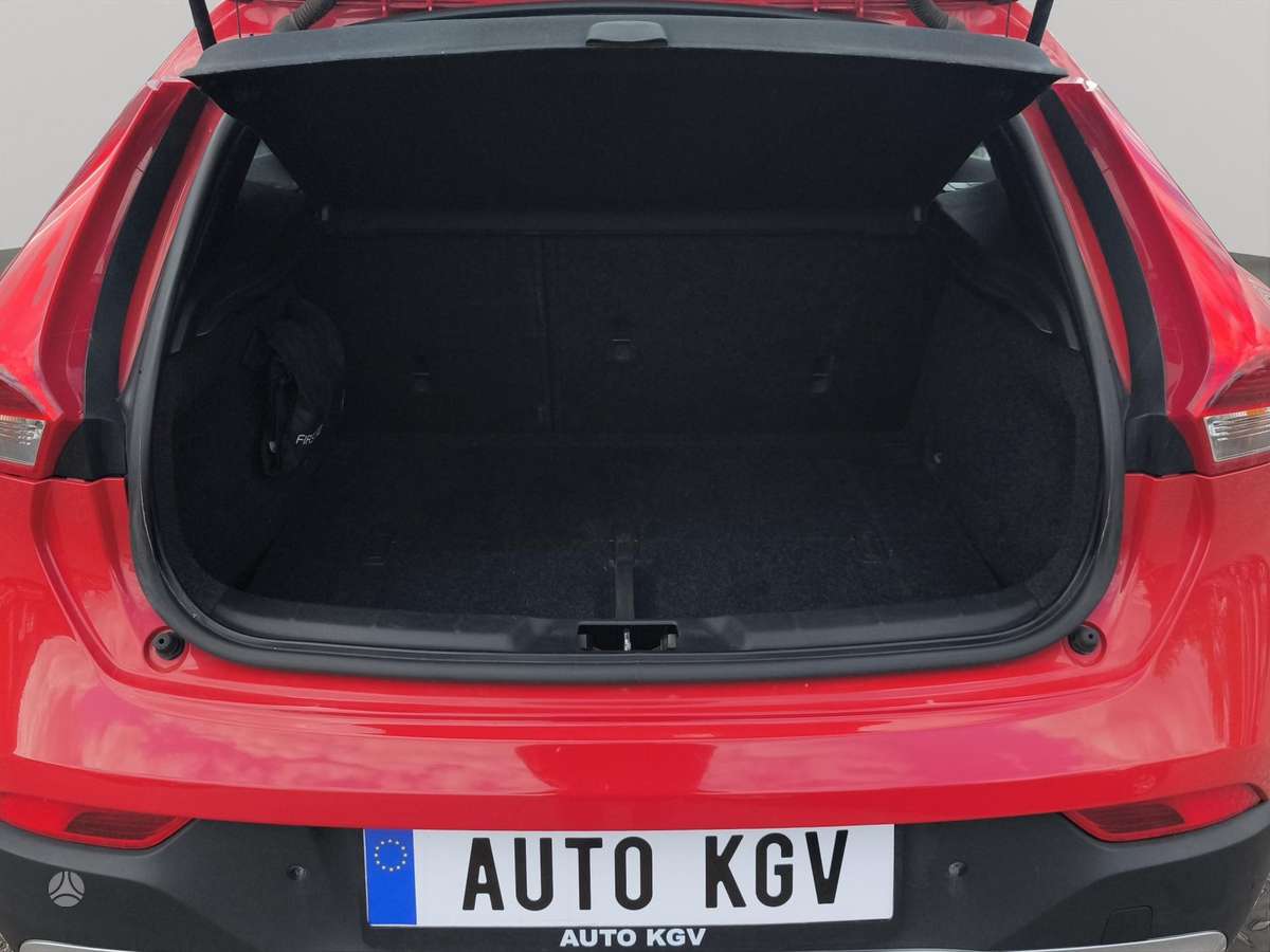 Volvo V40, 1.6 l., hatchback