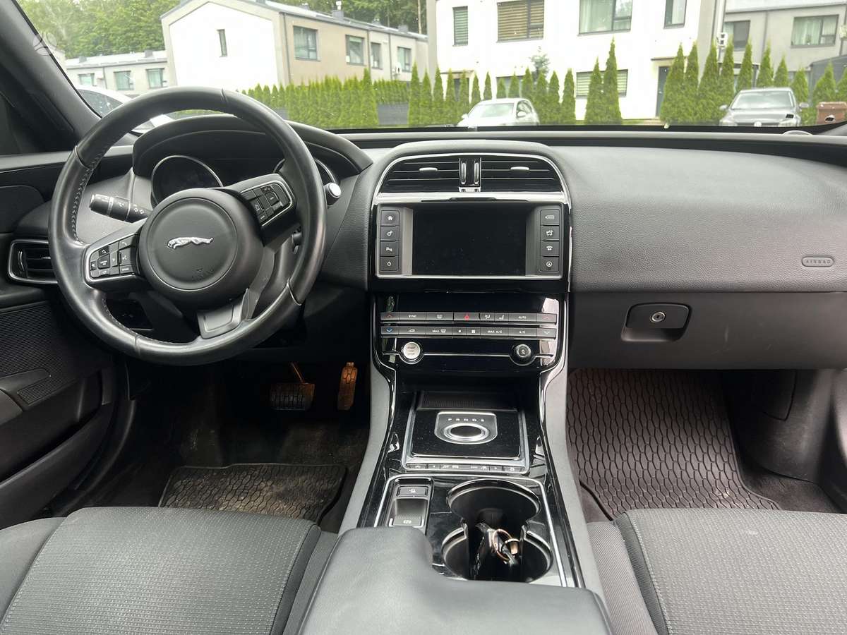 Jaguar XE, 2.0 l., Седан