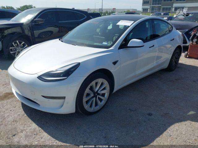 Tesla Model 3, sedanas