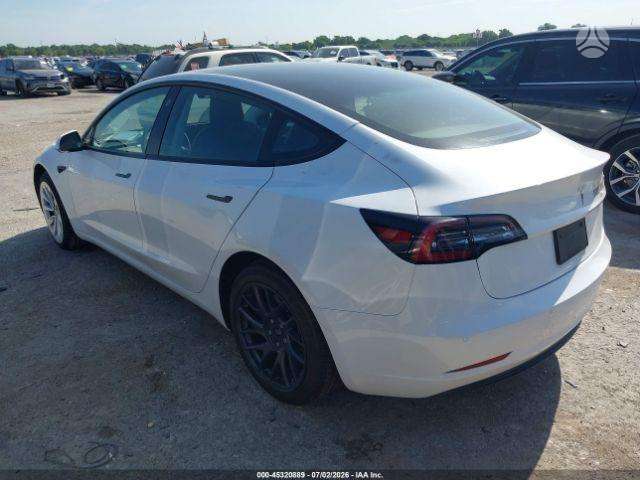 Tesla Model 3, Седан