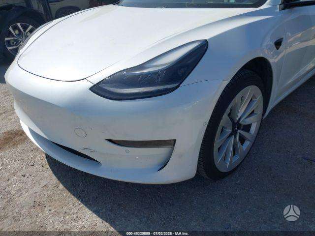 Tesla Model 3, Седан