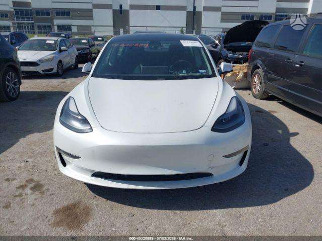 Tesla Model 3, sedanas