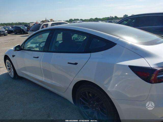 Tesla Model 3, Седан