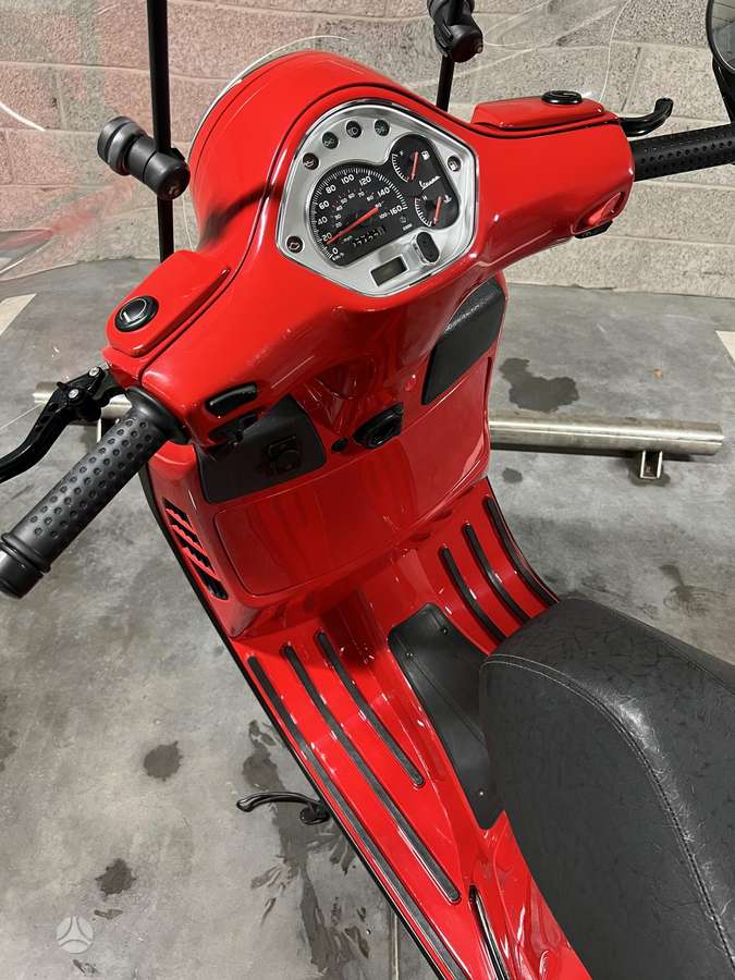 Piaggio Vespa 300cc, мотороллеры / мопеды