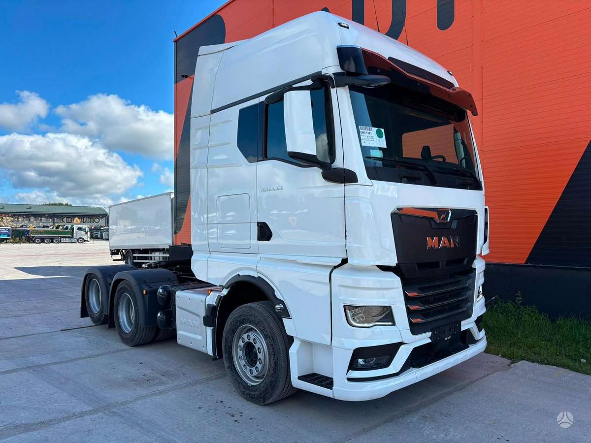 MAN TGX 28.520 6x2, single sleeper