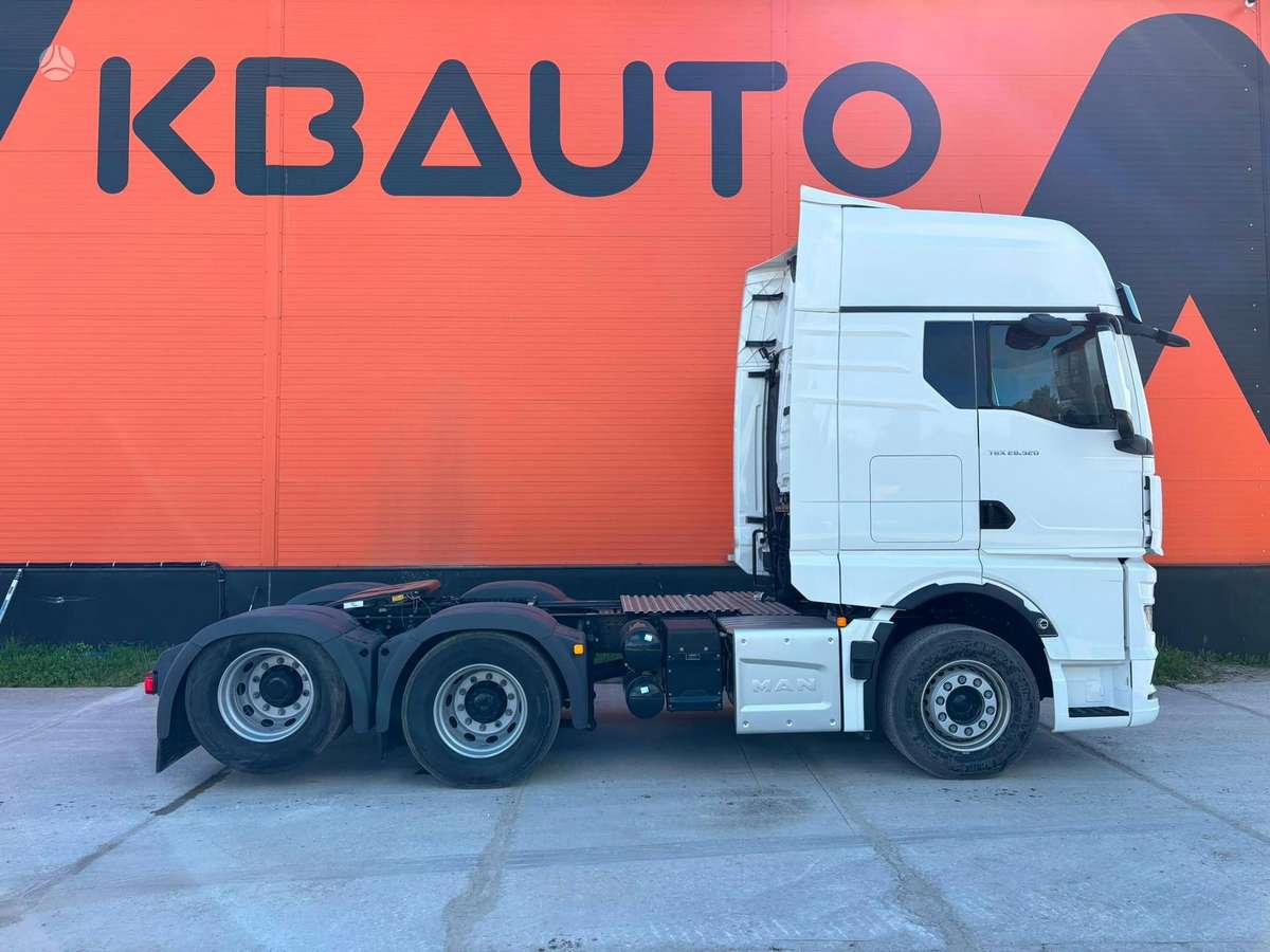 MAN TGX 28.520 6x2, single sleeper