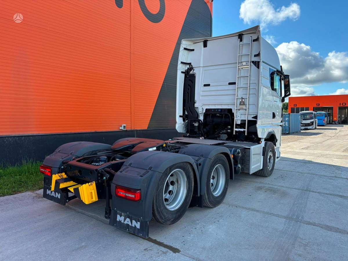 MAN TGX 28.520 6x2, single sleeper