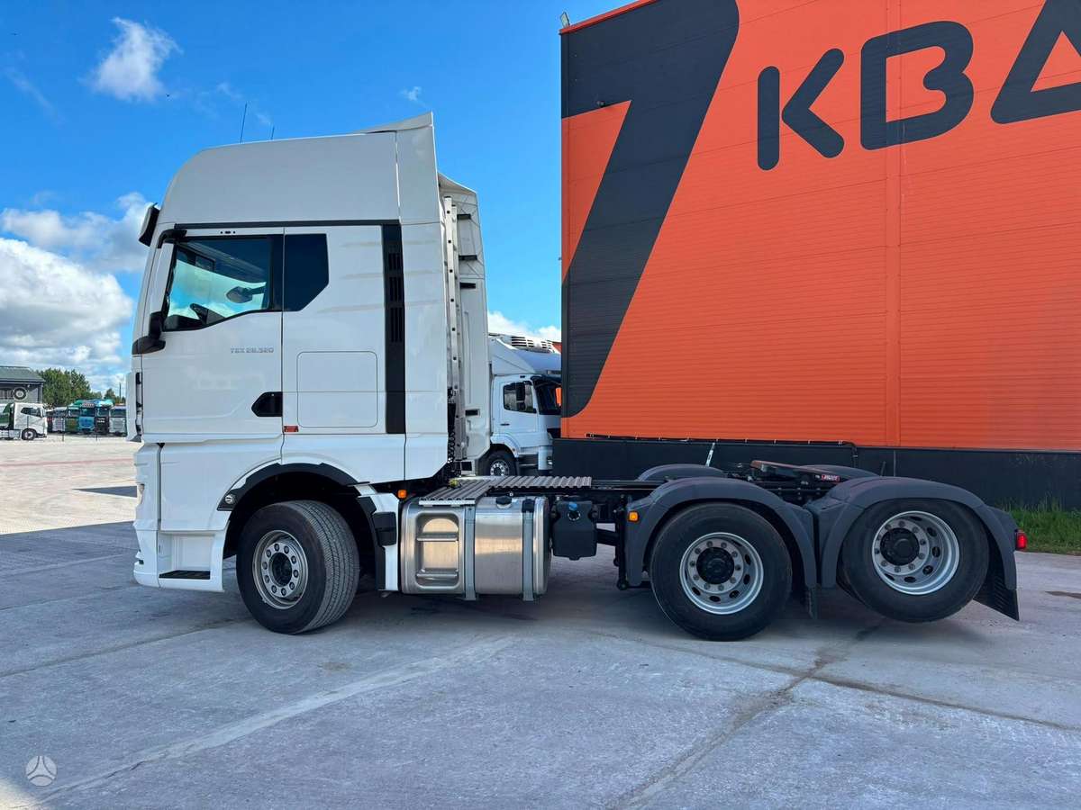 MAN TGX 28.520 6x2, single sleeper