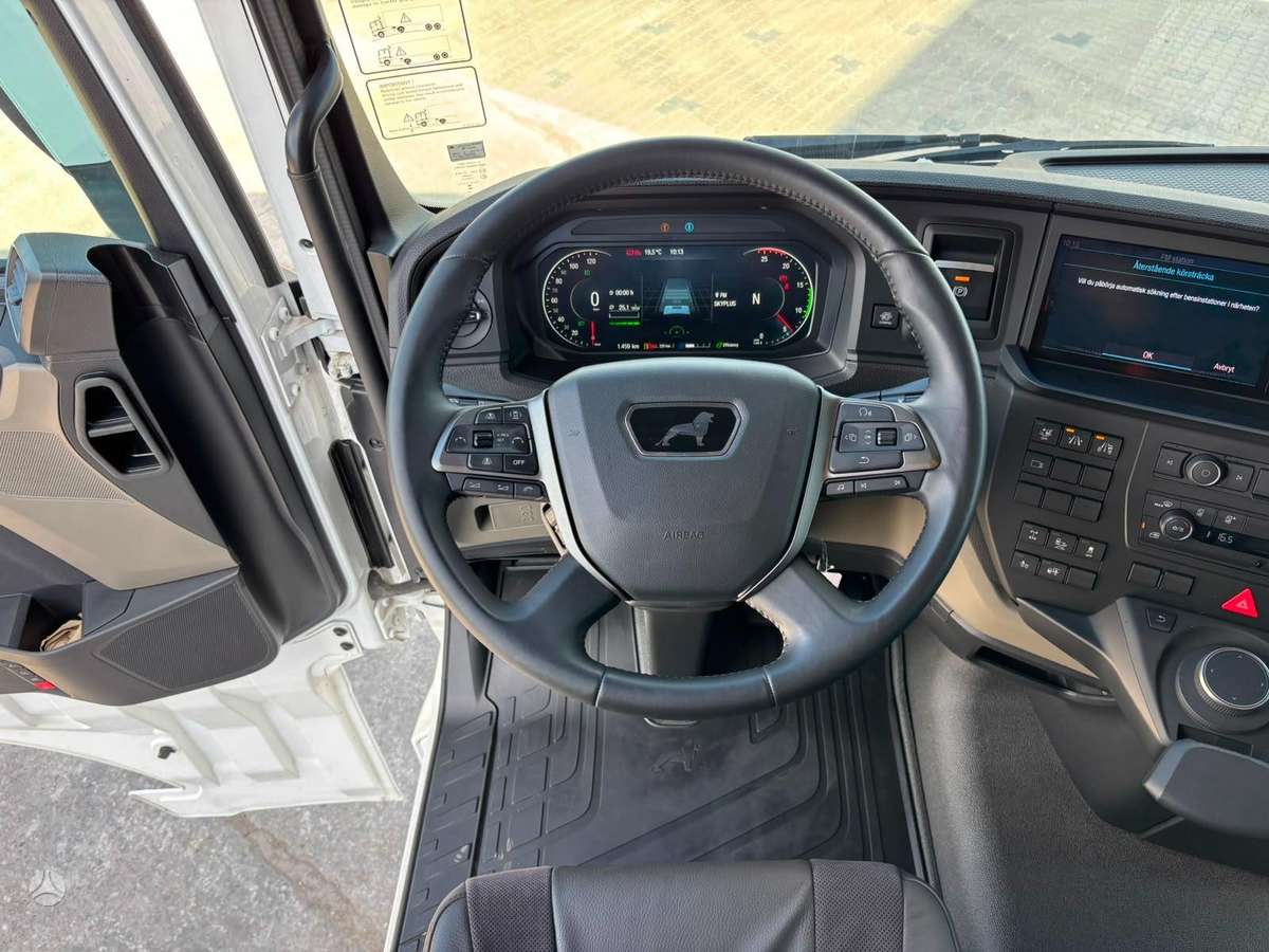MAN TGX 28.520 6x2, single sleeper