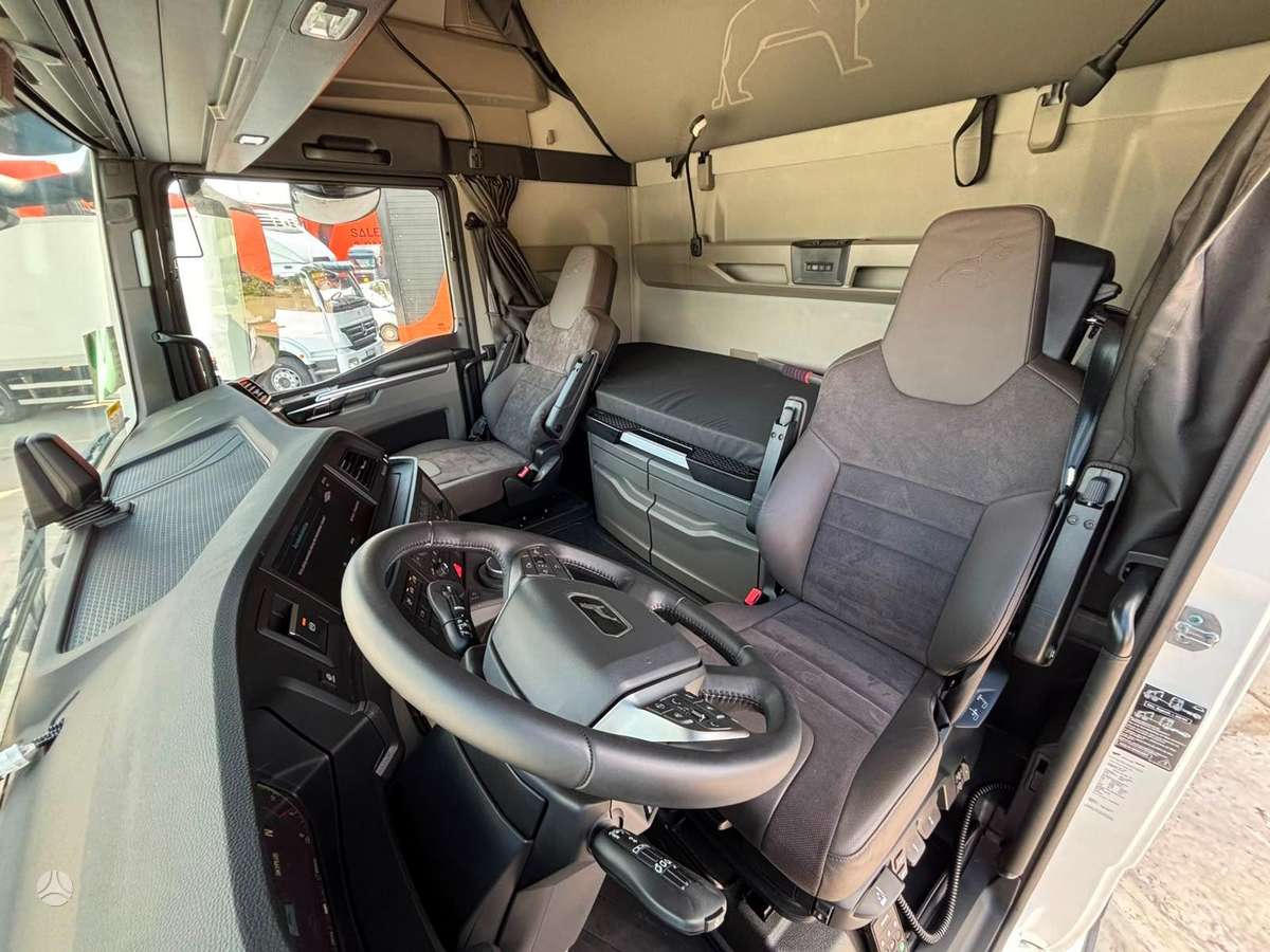 MAN TGX 28.520 6x2, single sleeper