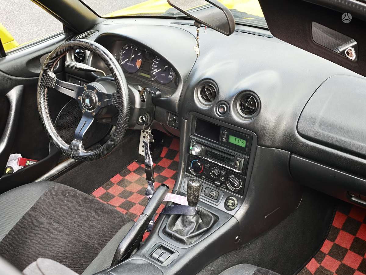 Mazda MX-5, 1.6 l., convertible