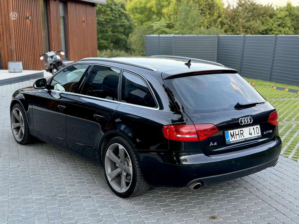 Audi A4, universalas