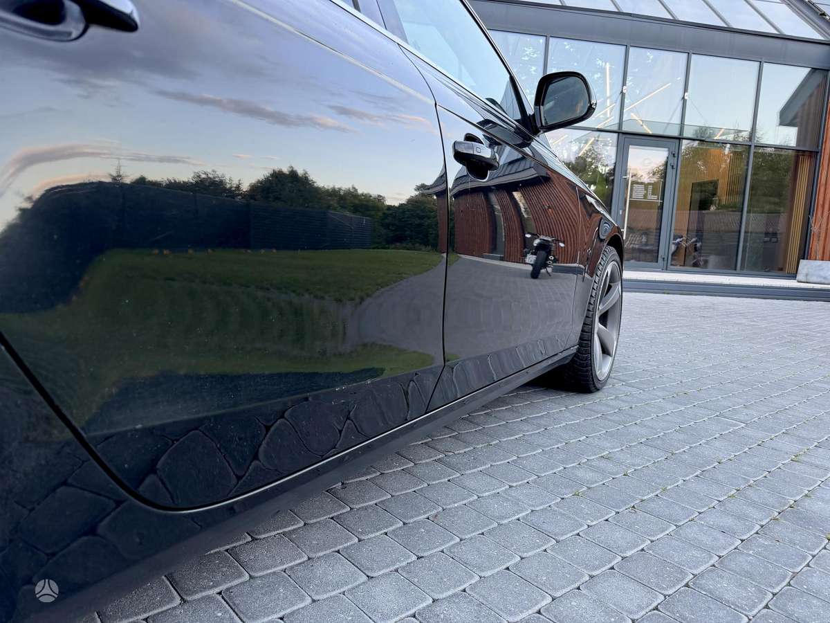 Audi A4, universalas