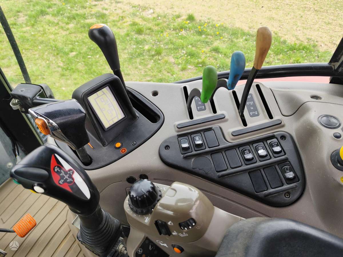 Case-IH Maxxum su krautuvu, tractors