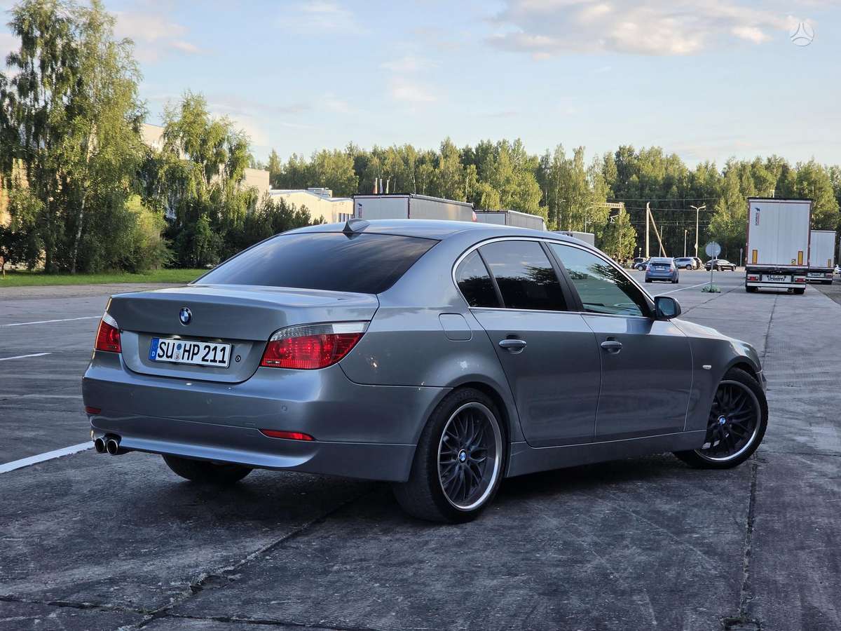 BMW 545, Седан