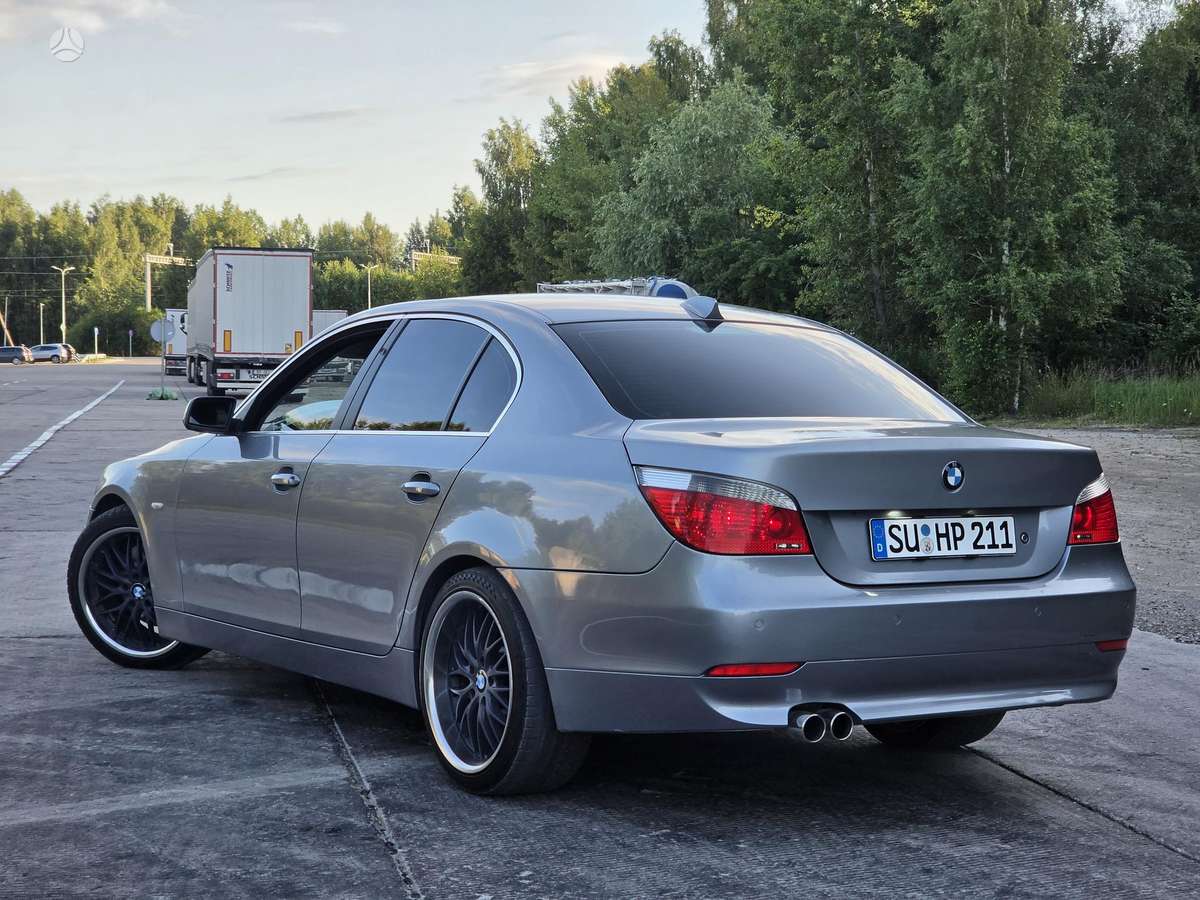 BMW 545, Седан