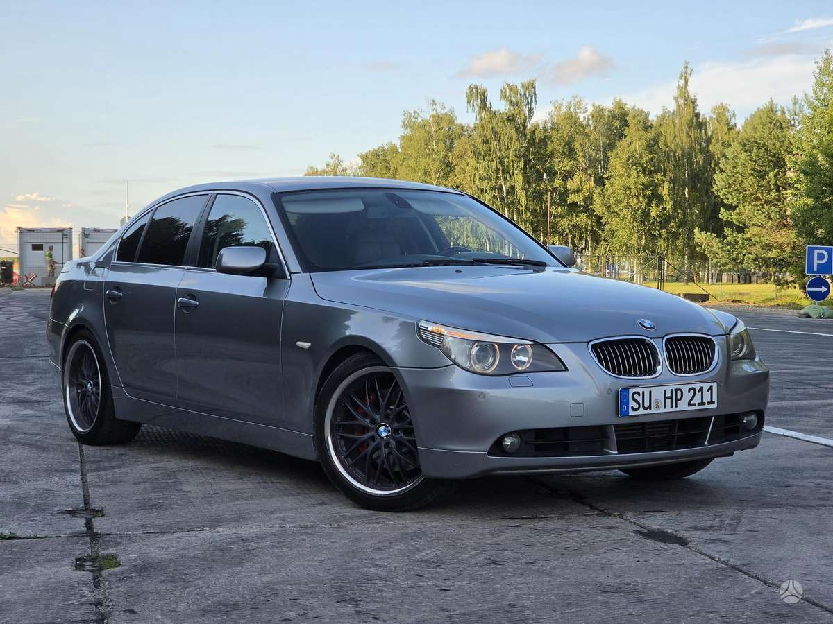 BMW 545, Седан