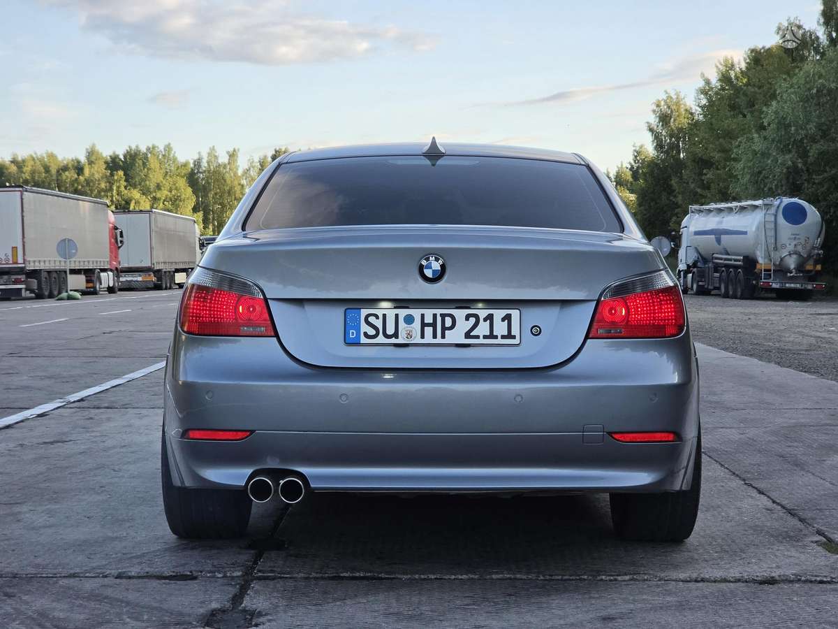 BMW 545, Седан