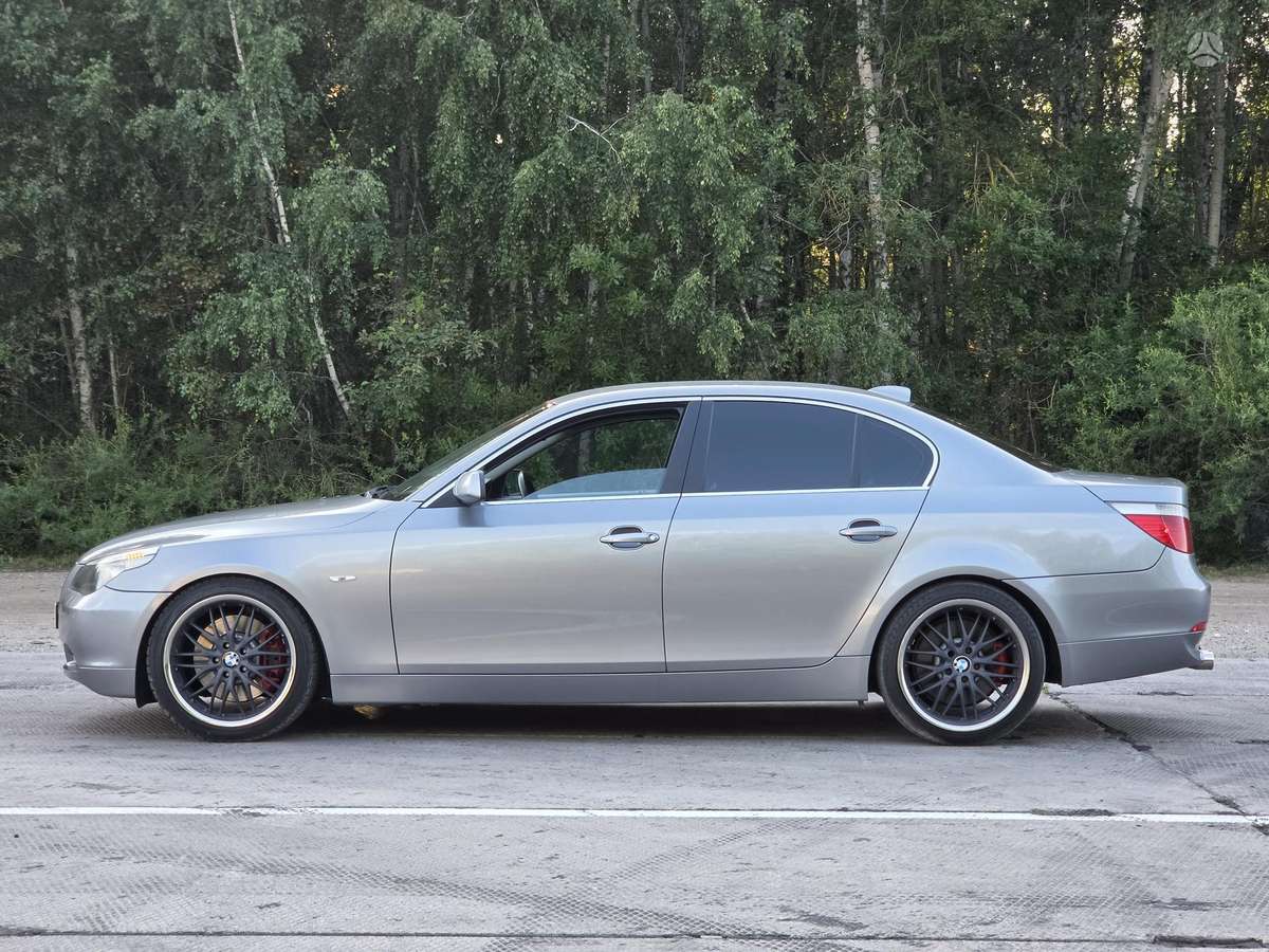 BMW 545, Седан