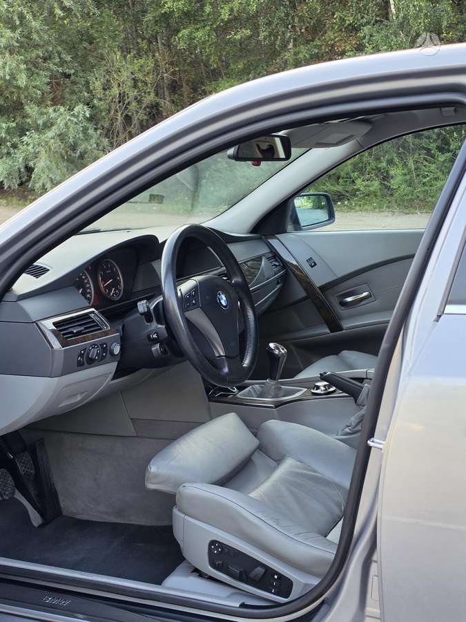 BMW 545, Седан