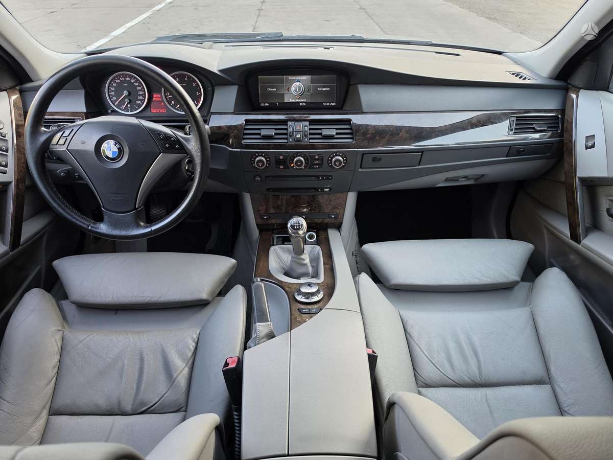 BMW 545, Седан