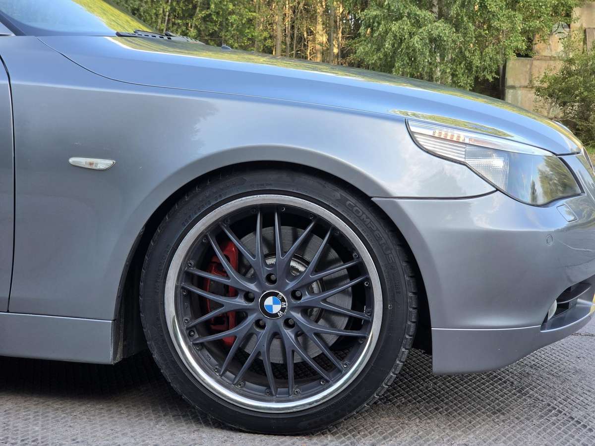 BMW 545, Седан