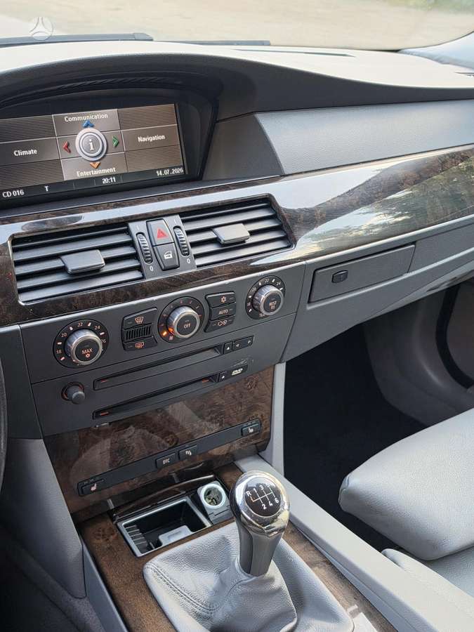 BMW 545, Седан