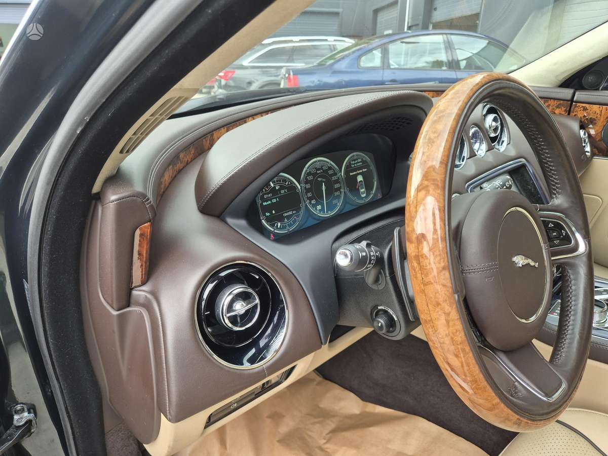 Jaguar XJ, 3.0 l., Седан