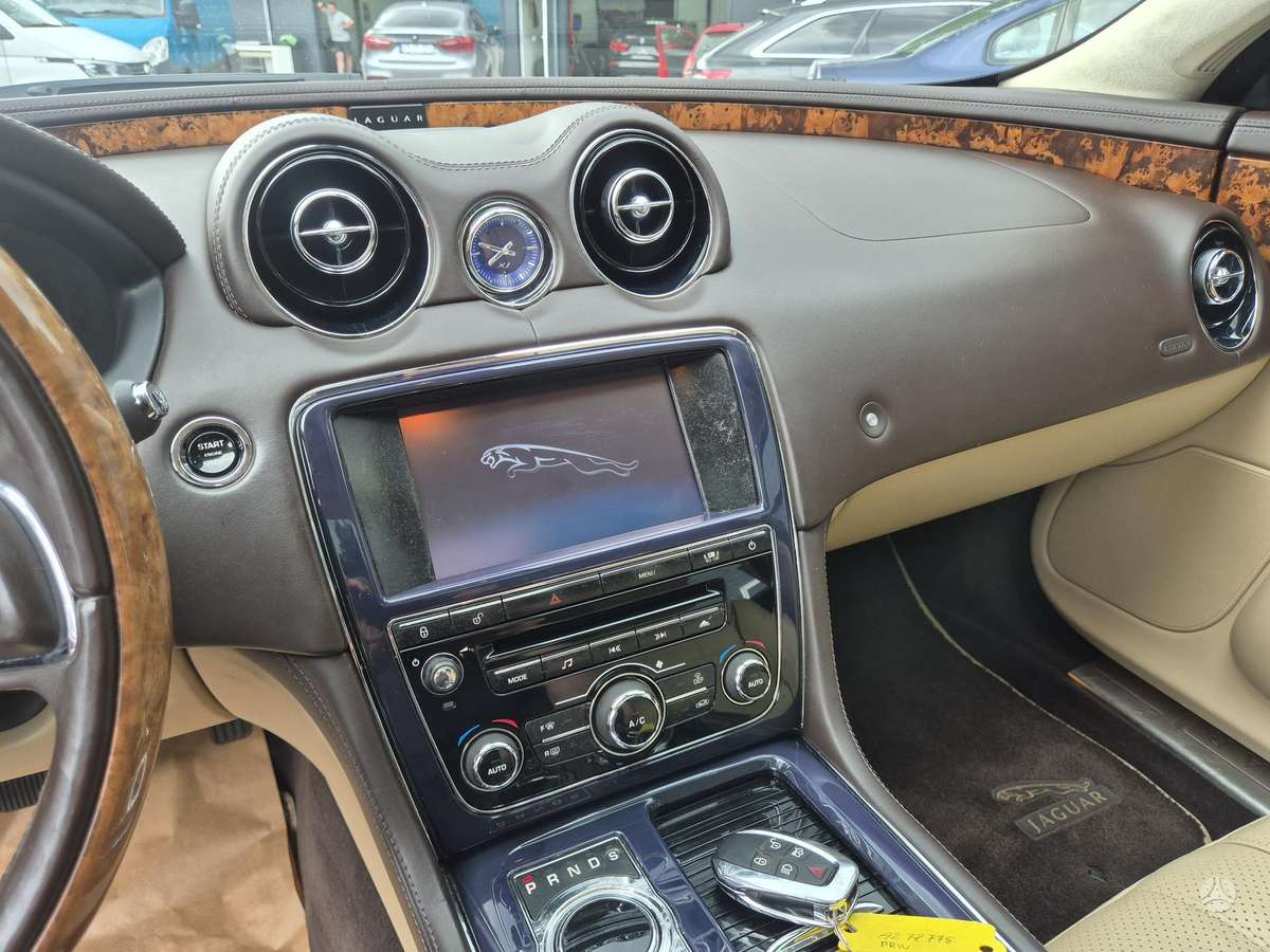 Jaguar XJ, 3.0 l., Седан