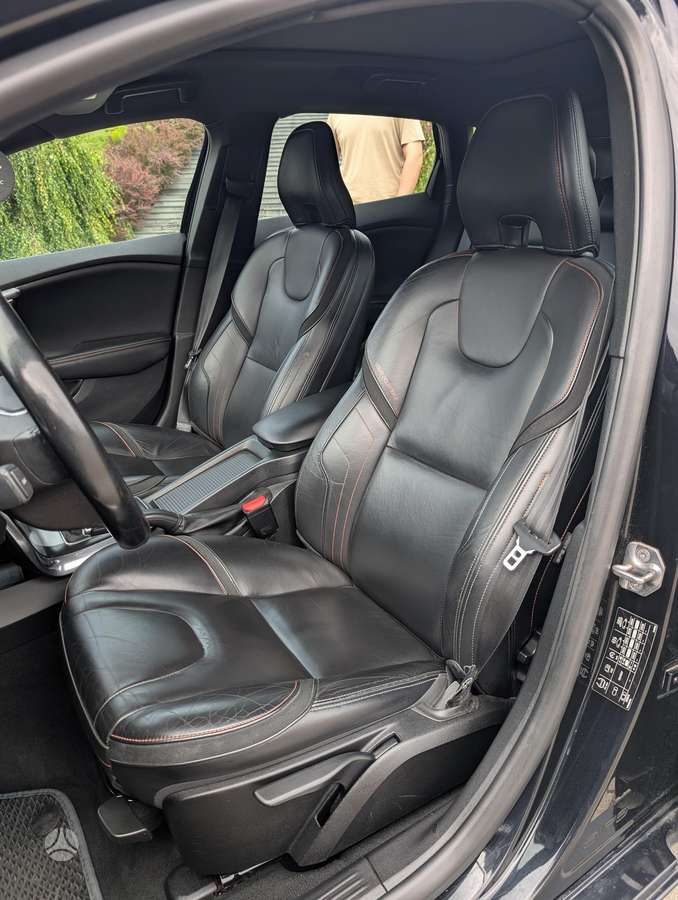 Volvo V40, 1.6 l., hatchback