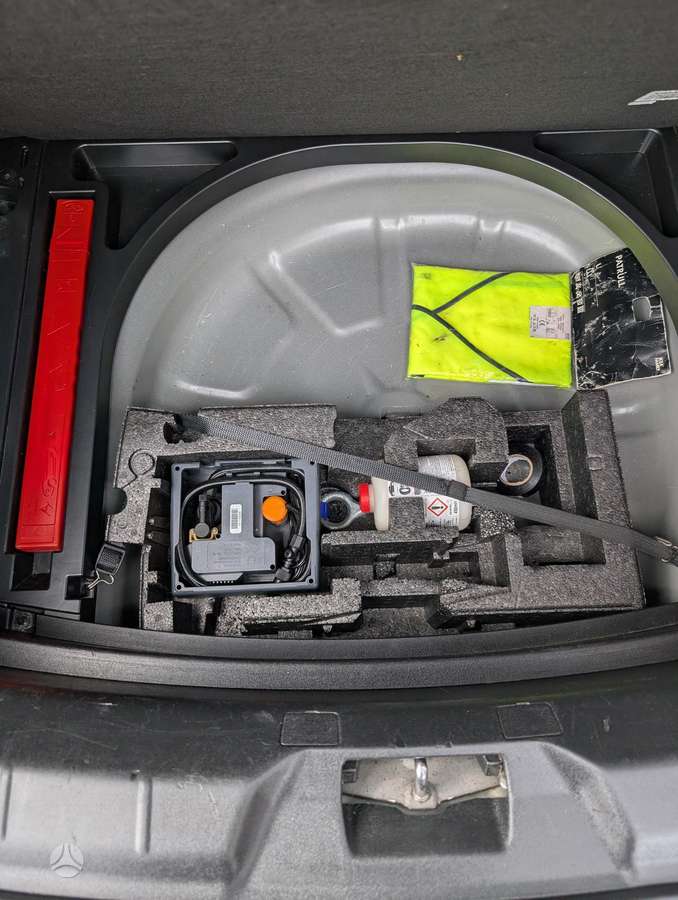 Volvo V40, 1.6 l., hatchback
