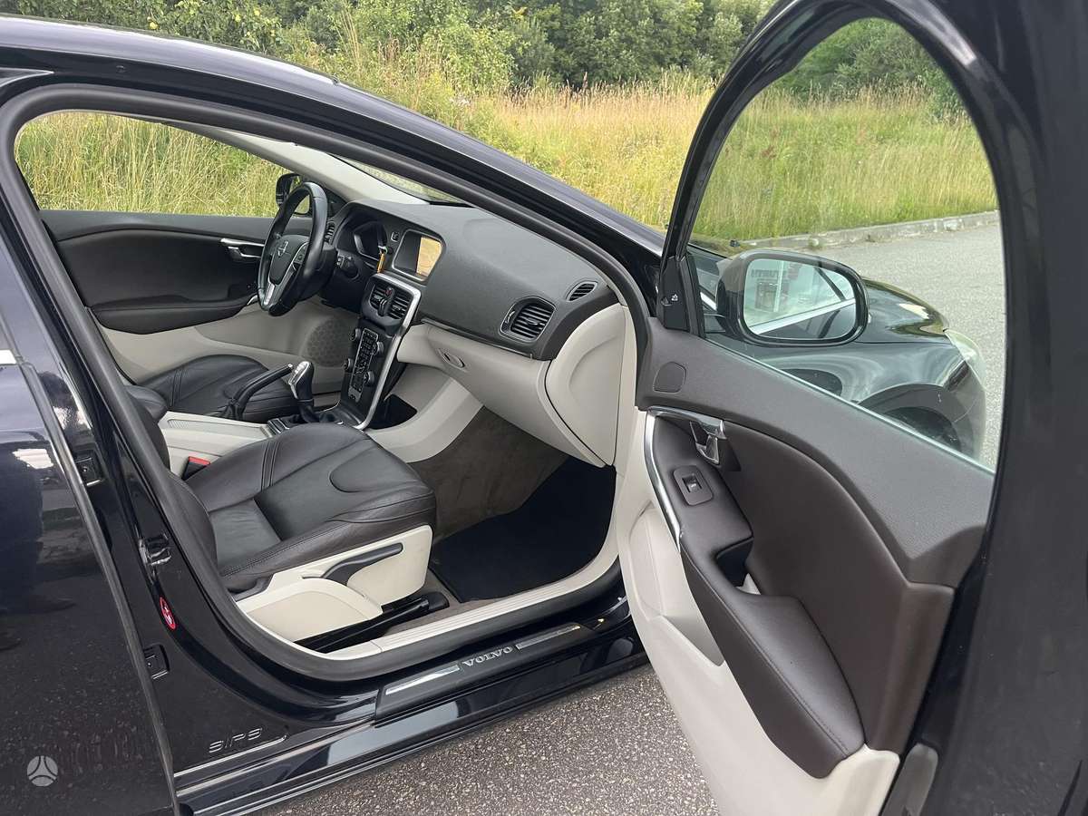 Volvo V40, 1.6 l., hatchback