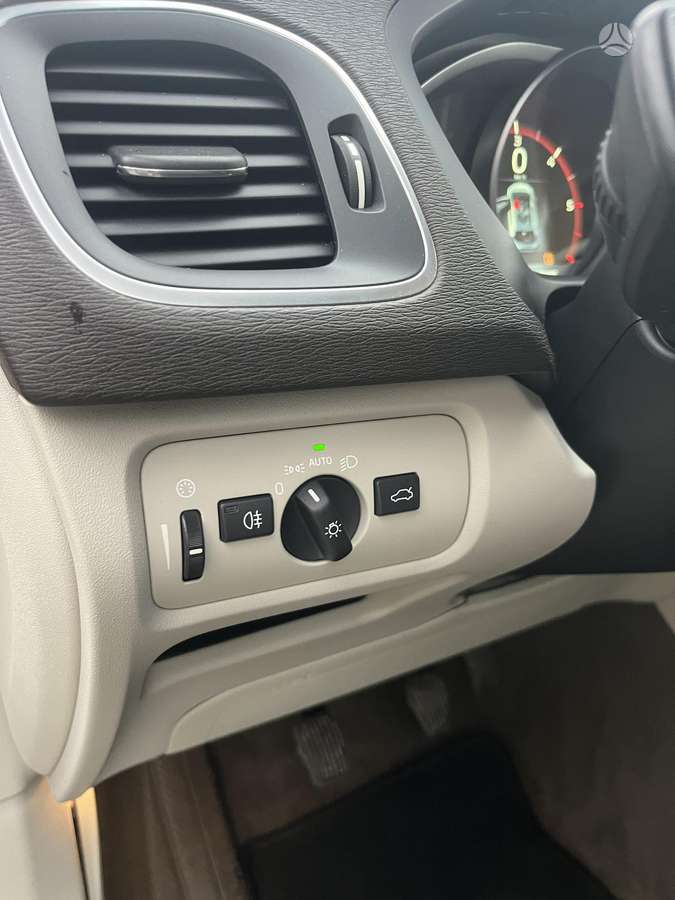 Volvo V40, 1.6 l., hatchback