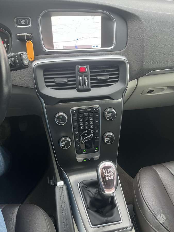 Volvo V40, 1.6 l., hatchback