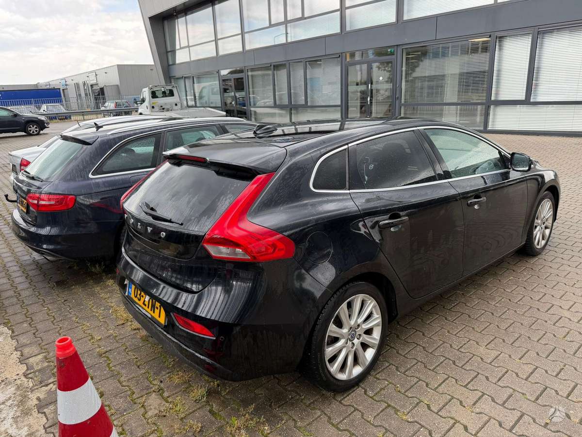 Volvo V40, 1.6 l., hatchback