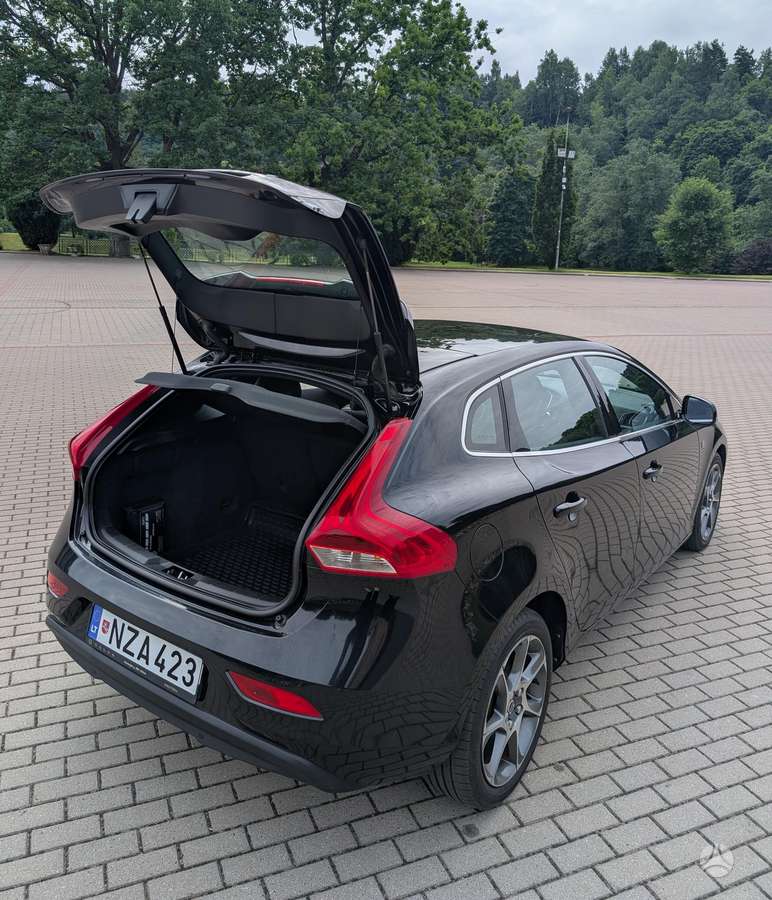 Volvo V40, 1.6 l., hatchback