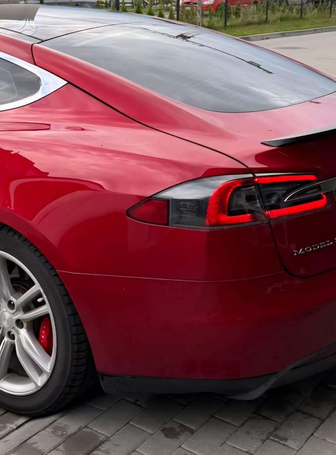 Tesla Model S - 6