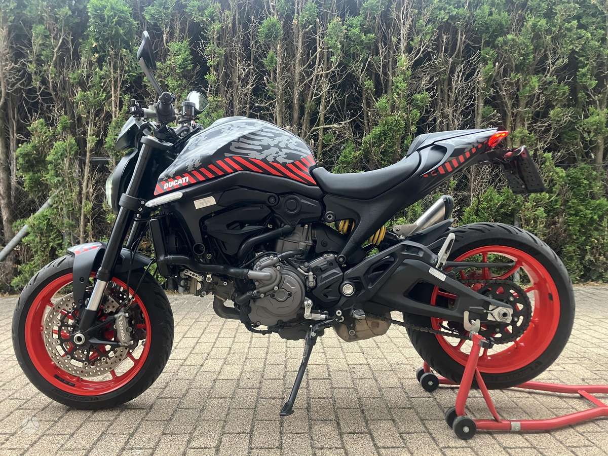 Ducati Monster 937cc, street / классические