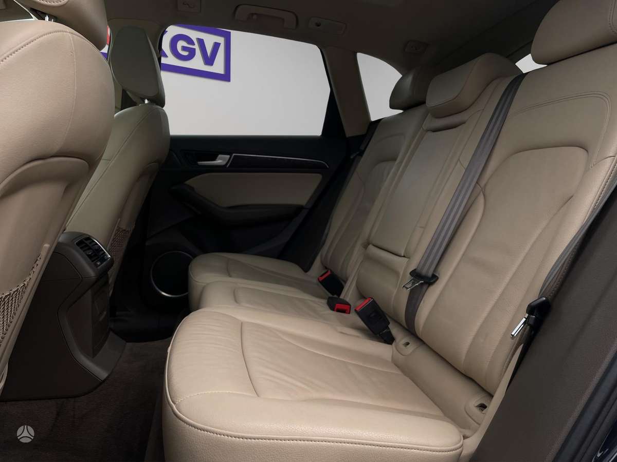 Audi Q5, 2.0 l., off-road / crossover