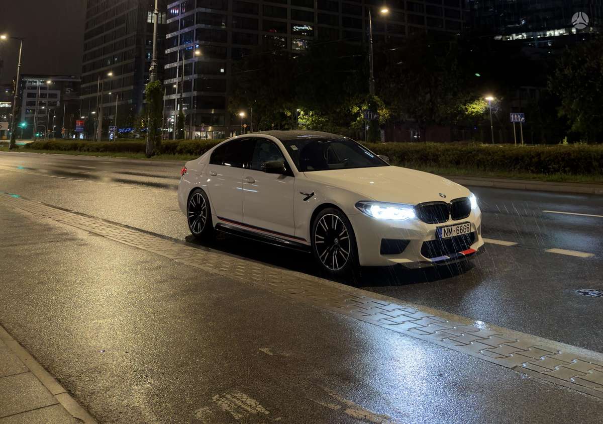 BMW M5, Седан