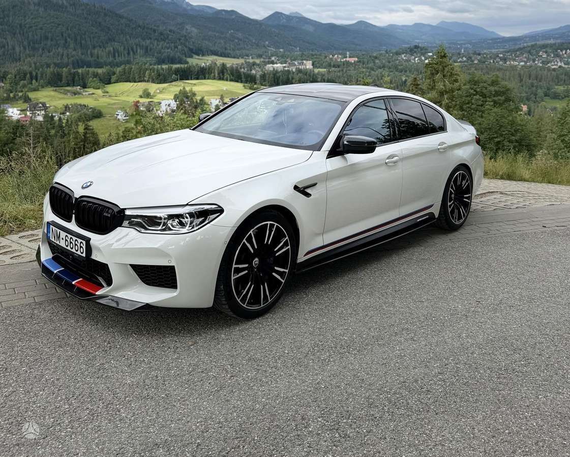 BMW M5, Седан