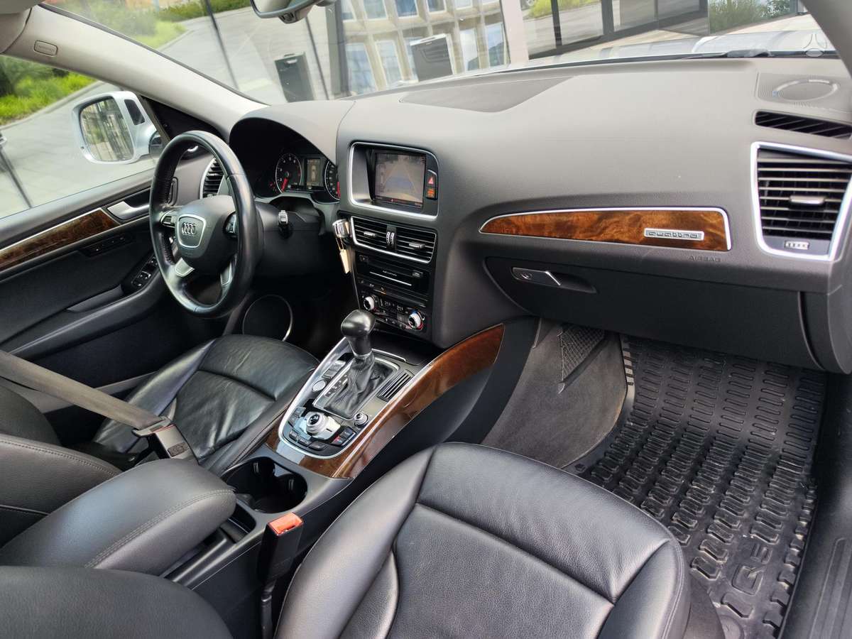 Audi Q5, 2.0 l., off-road / crossover