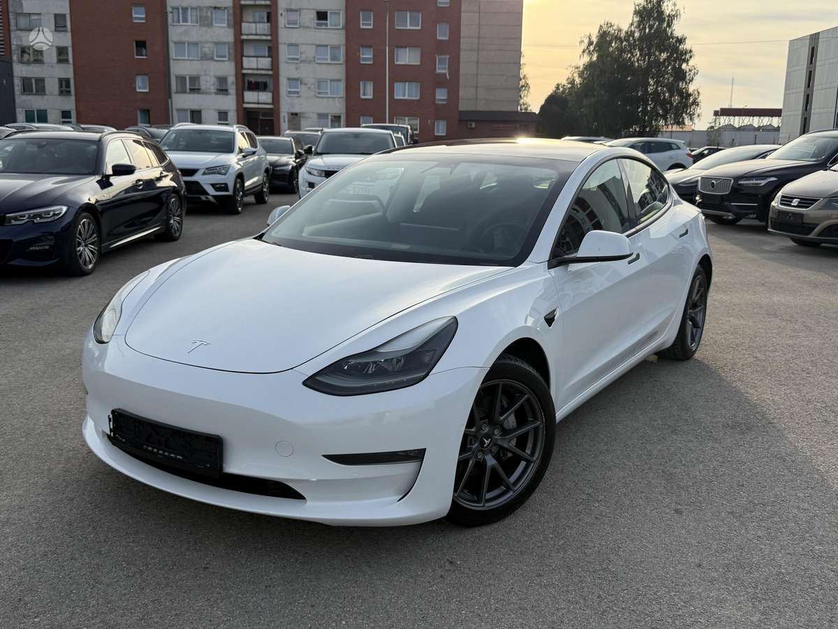 Tesla Model 3, sedanas