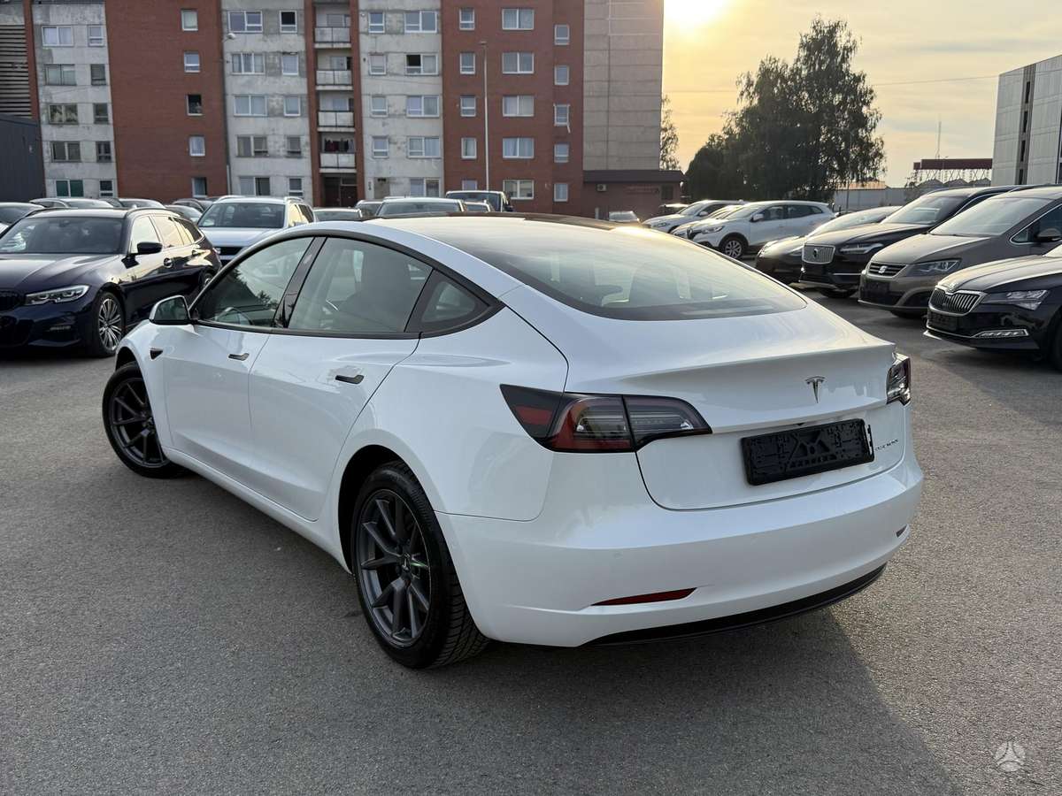 Tesla Model 3, Седан