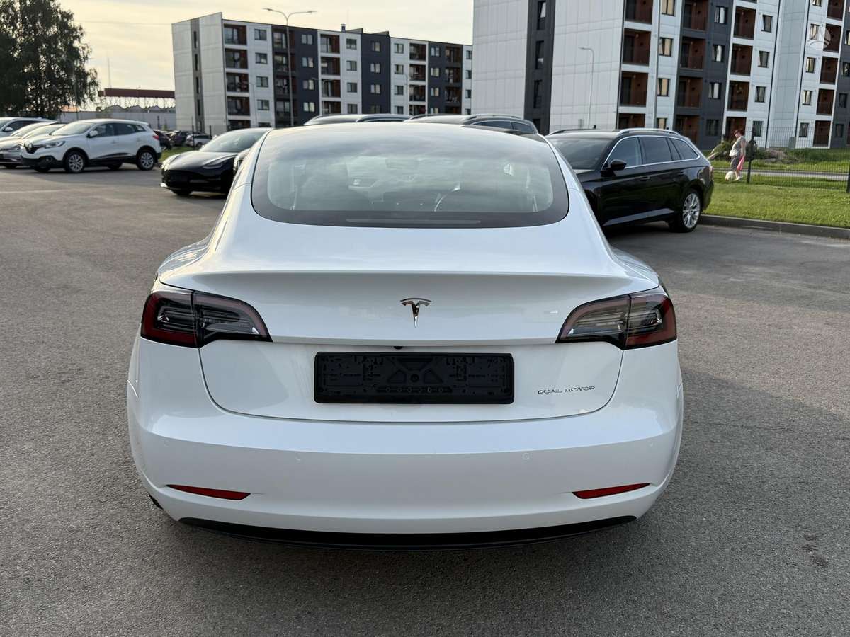 Tesla Model 3, Седан