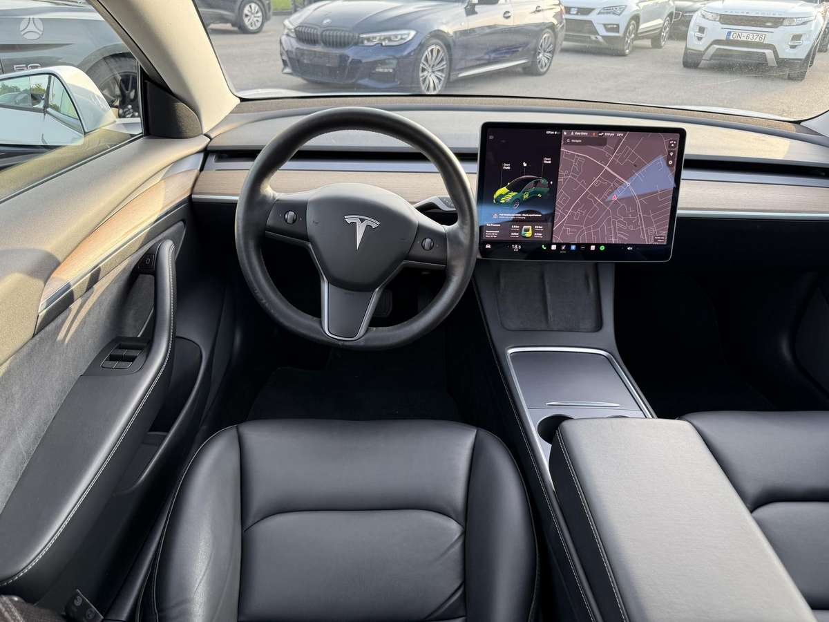 Tesla Model 3, sedanas