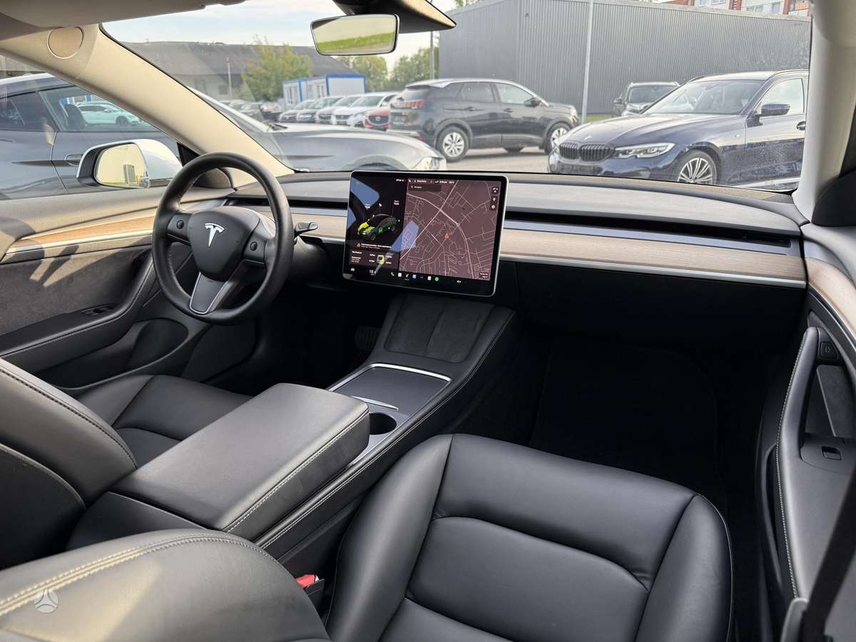 Tesla Model 3, sedanas