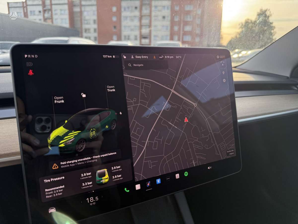 Tesla Model 3, sedanas